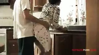 الايطالية أمي تدليك الحلمات