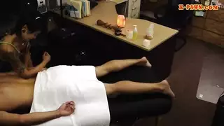 خيال التلصص: فتاة آسيوية تُمارس معها الجنس بوضعية المبشر