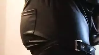 قدم الرجل قرنية في ارتداءها شبكة صيد السمك عرض الجنس لطيف لفتاة آسيوية صغيرة