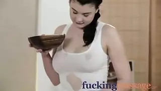 سكسي امي والخت عالقة تحت السرير والبن يستقل الموقف