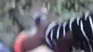 عاهرة المرآة بكعوب حمراء: تتباهى بفرجها المبلل