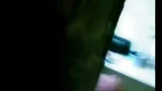 فتاة تتبول في الشارع