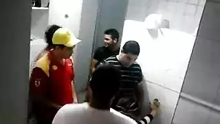 عمال الفندق ينيكون شرموطة فاقدة للوعي في دورة مياه الفندق