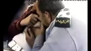 بورن صعب بجانب الطريق: قضيب الشرطي يضرب مراهقة، ويداه على بزازها