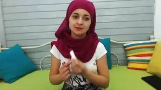 veiled masturbation show: horny muslim girl fucks herself on live cam