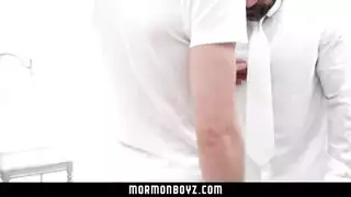 أبوي مشعر يسيطر على صديقه الشاب في فيلم جنسي مثلي صريح