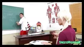 جرعة إباحية يومية: شقراء تبتلع قضيب تشارلز السميك