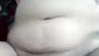 سكس عراقي زوجي قاسي: الزوج يصور فرج زوجته مفتوحًا على الكاميرا