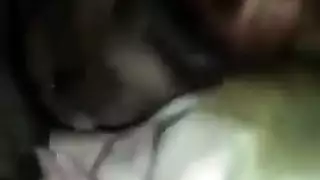 فتاتان وقضيب واحد: مشهد إباحي ثلاثي مثير