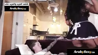 مؤخرة الخادمة الكبيرة تحصل على تمرين شرجي قوي