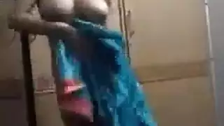 مرح في الحمام مع فتاة مصرية ذات أثداء كبيرة – بورن عاري كامل