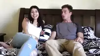 الأخت الصغيرة الجميلة ترتدي نظارة تجلس على لأرض عارية وتعلم اخاهة السكس وتمص لهو اول جنس في حياته سكس أطفال عمر تحت ل١٢