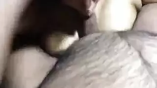 زوجة عاهرة تمص وتنكح رجلاً عربيًا والزوج الديوث يصور