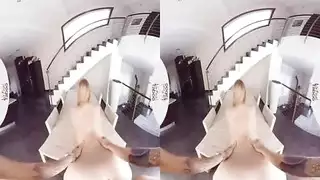 جماع الحلم الرقمي: مغامرة كيارا الإباحية في الواقع الافتراضي