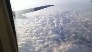 ممثلة إباحية إيطالية تعطي مصة وتأخذ نيك قاسي على الطائرة