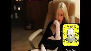 فتاة أمريكية شابة تسجل أول فيديو شرج لها على سناب