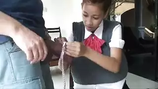 مشهد صعب: سائح غير مختون يضرب مراهقة آسيوية صغيرة الحجم