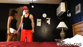 مراهقة تأخذ قضيبًا أسود ضخمًا في مشهد إباحي جامح