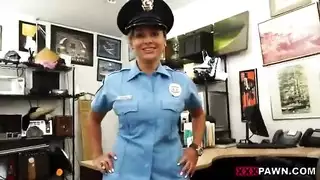 فتاة ذات مؤخرة عملاقة تمدد فتحتها في مشهد إباحي صريح