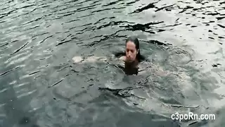 امرأة سمراء ساخنة ، أليسيا حلم يعرف بالضبط ما يجب القيام به مع ديك صديقها ، بينما لا أحد يراقب