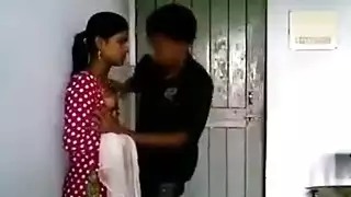 إباحية هاوية خفية: شاب ينيك عشيقته بقوة خلف الباب