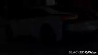 مشهد إباحي: قضيب أسود ضخم يدفع بعنف