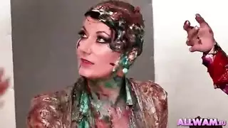 ‫ساحرة سمراء تتعرى بالكامل وتطلق نظرات جنسية صارخة‬