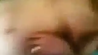 فتاة مغرورة في نايتي تبلع الزبر ثم تركب فوقه حتى القذف