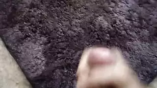 فيديو استمناء مشعر غير مختون مع نهاية متفجرة تُبلل السجادة