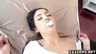 انتصاب الجد: عاهرة مراهقة تعبد قضيبه بلسانها ثم فرجها