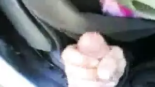 عاهرة محجبة تمارس جنسًا خشنًا في السيارة مع شابين عربيين