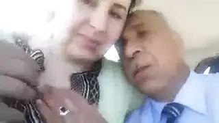 زوجة عربية ناضجة كبيرة الصدر ترضع زوجها في السيارة مشهد الحلمات البنية