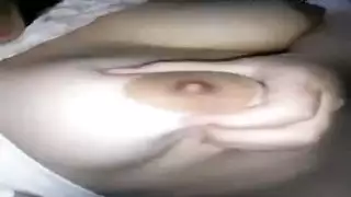 عاهرة عربية حارة تريد قضيبًا كبيرًا لضربات مكثفة