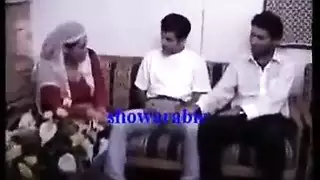 مص ثلاثي على قضيب رجل محظوظ صلب