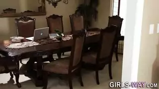 الفستان الأخضر يُلقى جانبًا بينما الشقراء تبدأ العمل