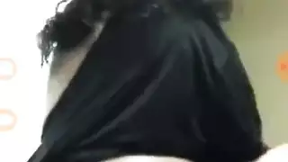 جميلة هندية في جوارب شبكية تركب قضيبًا لمتعة إباحية عارضة