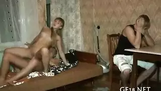 صديقة مطيعة تنحني فوق كتابها المفضل لمشهد جنسي قوي