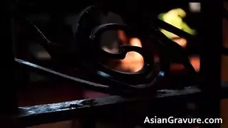 آسيوية سمراء تتعامل ببراعة مع قطار من الرجال