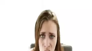 طالبة الكلية الشقراء تخضع لضرب فموي قاسي من رجل عجوز