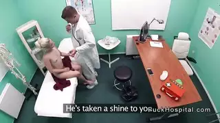 علاج الطبيبة الشقراء آنا دي فيل بقضيبها الكبير لمريض راغب