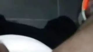 هزة جماع شديدة من قضيب عملاق يدفع بعمق