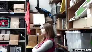 تلميذة المدرس المفضلة هالي مانسون تبتلع السائل المنوي في الحجز