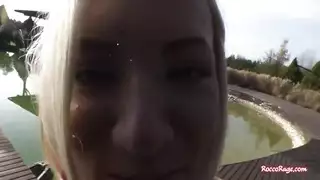 الحراس يقبضون على الفتيات ويمارسن الجنس الشرجي وقوفًا