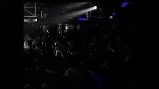 انفجار عاري على الشاطئ من الماضي: مشهد جنس جماعي صاخب