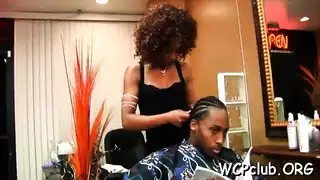 قضيب أسود يمدد مهبل إبنوسي مشعر بينما هي راكعة تمص