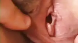 فتاة آسيوية شابة في مشجماع مزدوج حاد