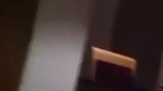 الفتاة الشقراء الجميلة تتعرض للجماع على الوجه وتملأ حلقها في مقطع إباحي