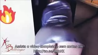 نمرة ذات خبرة تمارس الجنس مع شاب وسيم صديق لابنها