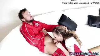 مراهقة تلعب بكسها حطا تجيب شهوتاها