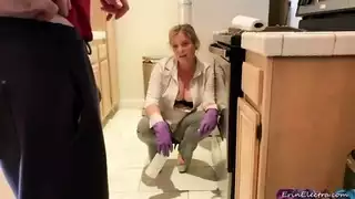 إغراء زوجة الأب: حادث الفرن يؤدي إلى جنس عائلي صعب